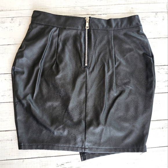 Rue21 Faux Leather Black Asymmetrical Mini Skirt Zip Detail Stretchy NWOT Size M - Picture 2 of 7